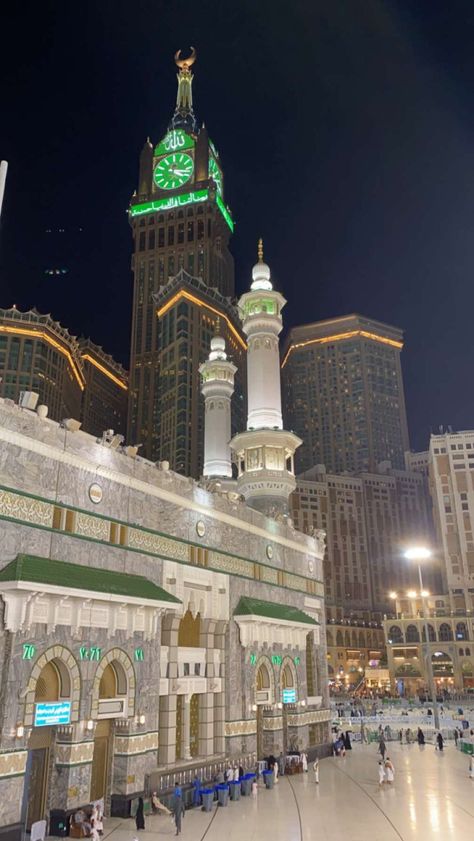 A picture of the clock tower in makkah at night Makkah At Night, Makkah Tower, Poetry Friendship, Friendship Quotes Images, Mecca Wallpaper, Cute Muslim Couples, Clock Tower, Makkah, Mecca