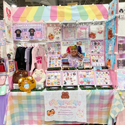 We are out here at @animeexpo day 2 ready for you all in the Artist Alley at tables K38 and K37! It's been amazing so far but we still have all weekend to say hi and chat! Come on by and get some cute goodies✨️✨️ (PLEASE CHECK KS FOR AN UPDATE REGARDING THE KICKSTARTER ITA BAGS FULFILLMENT) #animeexpo2024 #animeexpoartistalley #animeexpo #kpop #danmei #itabag Small Artist Alley Display, Weekender Bag Aesthetic, Artist Alley Setup, Convention Booth Design, Artist Alley Display Ideas, Artist Alley Display, Art Market Display, Artist Alley Booth, Art Festival Booth Display