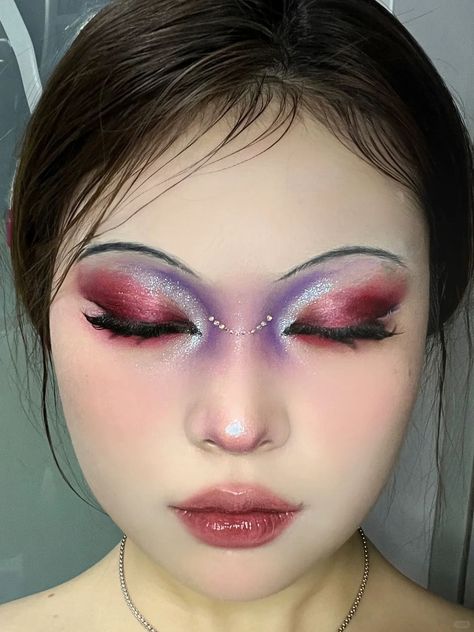 Amazing purple red chameleon #eyemakeup, with Narimi #eyeshadow palette😻 #makeupaddict #makeuplover #eyedrawing #eyelookoftheday… | Instagram Swag Makeup, Purple Makeup, Smink Inspiration, Ethereal Makeup, Red Makeup, Unique Makeup, Makeup Eye Looks, Goth Makeup, Horror Movie Characters