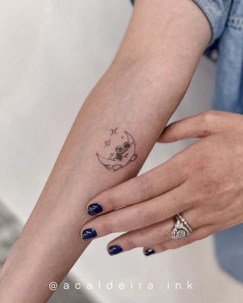 Floral Moon Tattoo, Crescent Moon Tattoo, Birth Flower Tattoos, Delicate Tattoo, Floral Moon, Dainty Tattoos, Fine Line Tattoos, Moon Tattoo, Line Tattoos