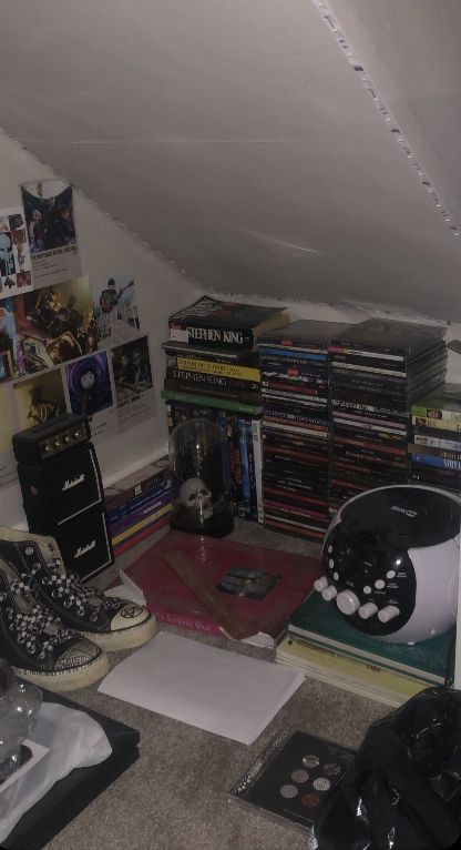 My Space Aesthetic Emo, Grunge Punk Bedroom, Emo Grunge Room Aesthetic, Diy Grunge Room Decor Punk Rock, Grunge Gamer Room, 2000s Emo Bedroom Aesthetic, Alt Room Ideas Diy, Skaterboy Aesthetic Room, Small Bedroom Ideas Grunge