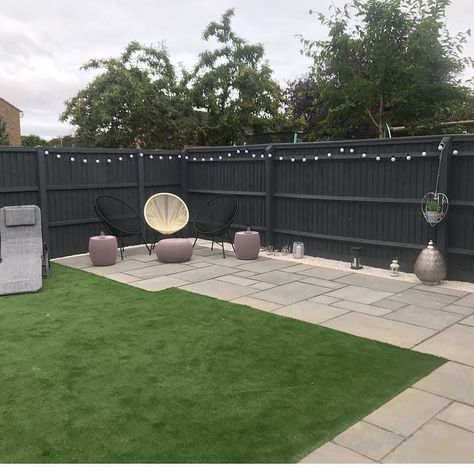 Garden Boundary, Black Garden Fence, Painted Fences, Garden Fence Paint, Fence Colours, Grey Fence, Business Interior Design, Patio Herb Garden, Grey Fences