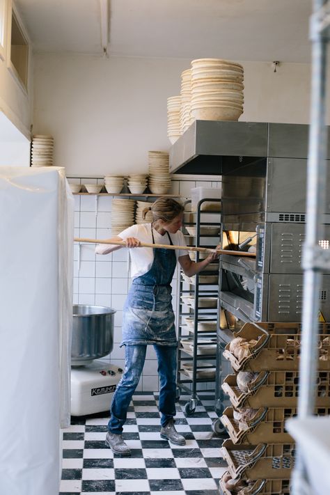 Bakery Store Design, Deli Packaging, Floor Picnic, Cookies And Ice Cream, Bakery Photos, Food Calorie Chart, Bread Display, Deli Shop, Pastry Kitchen