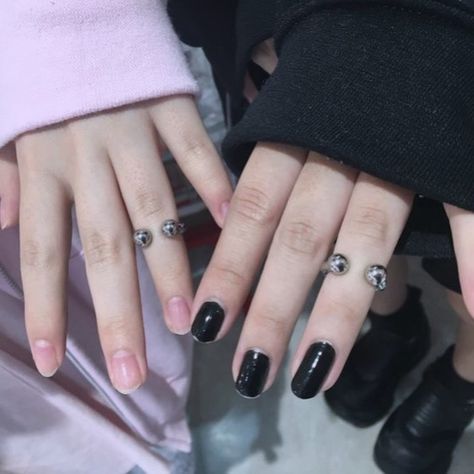 Goth And Soft Girlfriends, Nana Osaki Aesthetic, Hachi Komatsu, Komatsu Nana, Black Stuff, Goth Gf, Nana Osaki, Besties Forever, Opposites Attract