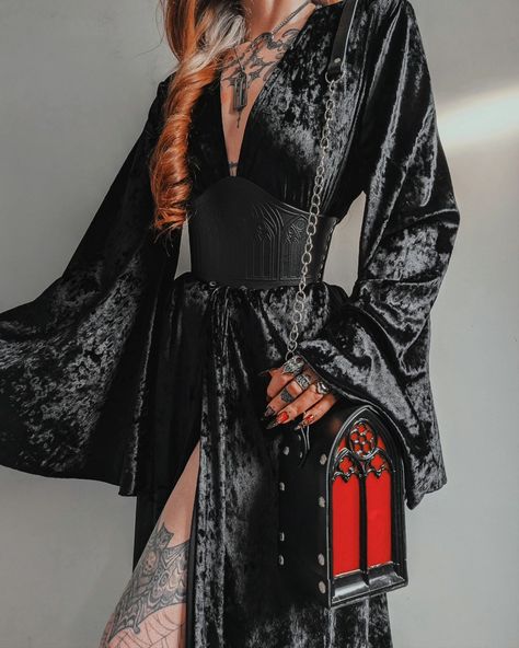 PR | All about the Cathedral details ⚔️ obsessed with this belt and bag from @uchronictime perfectly matched with their velvet robe. Big sleeves are always the way forward and I want to haunt old Victorian mansion halls in this robe with my candlestick. 🕯️ Gothic Outfits Aesthetic, Victorian Inspired Outfits, Victorian Goth Outfits, Comfy Goth Outfits, Kaiti Yoo, Goth Closet, Victorian Outfit, Victorian Style Clothing, Rachel Green Outfits