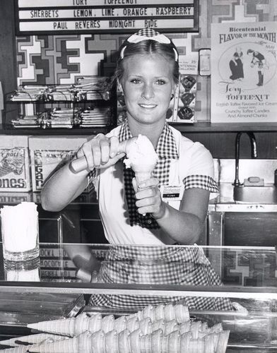 I really do miss the Bridgeman's Ice Cream Parlors. Grandma would give us a dime to go and get an ice cream cone. 1950s Ice Cream Shop, Vintage Ice Cream Parlor Aesthetic, 50s Ice Cream Parlor, Ice Cream Shop Uniform, Ice Cream Uniform, Retro Ice Cream Shop, Vintage Ice Cream Shop, Iklan Vintage, Vintage Ice Cream Parlor