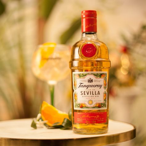 A sun-kissed gin made with Seville oranges and orange blossom, giving it delicious flavours of the Mediterranean. Try pairing this with Mediterranean tonic, or using it to give a citrus twist to classic gin cocktails.  Flor de Sevilla comes in the iconic Tanqueray bottle that was originally inspired by a three-part cocktail shaker. Gin Tanqueray, Gin Tonic Cocktail, Malibu Cocktails, Tanqueray Gin, Flavoured Gin, Gin Bar, London Dry Gin, Dry Gin, Gin Tonic