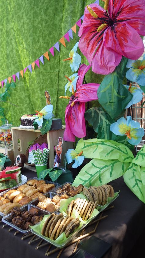 Sweet/Dessert table.  The Croods theme...also suitable for any jungle/tropical theme party. Brazil Themed Party, Croods Birthday Party, Brazil Carnival Theme Party, Rio Carnival Theme Party, Jungle Props, Croods Party, Caveman Party, Rainforest Party, Rio Birthday Parties