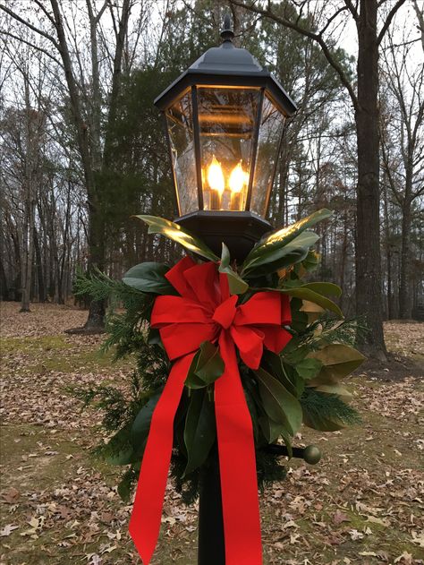 Christmas Garland Lamp Post, Christmas Lightpost Ideas, Mailbox Holiday Decorations, Christmas Lightpost Decor, Decorating Lamp Post For Christmas, Christmas Light Post Decorations, Lamp Post Decorating Ideas For Christmas, Light Post Christmas Decorations, Light Post Christmas Decor