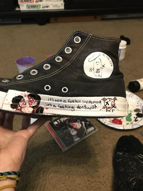 What To Draw On Your Shoes, Converse Doodles Aesthetic, Stuff To Draw On Shoes, Decorated Converse Grunge, Diy Shoe Ideas, Mcr Shoes, Things To Write On Converse, Converse Shoes Ideas, Mcr Converse