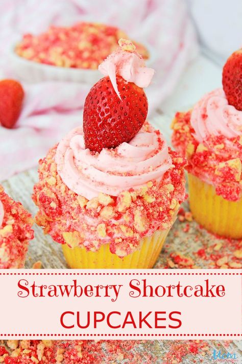 Strawberry Crumble Cupcakes, Over The Top Cupcakes, Summer Cupcakes Ideas, Strawberry Shortcake Cupcakes, Shortcake Cupcakes, Strawberry Crunch Cake, Strawberry Crumble, Strawberry Shortcake Cupcake, Pudding Cupcakes