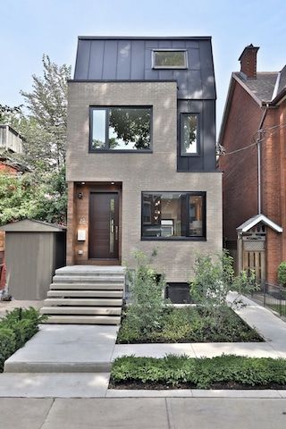 Modern home in Ossington Village at 48 Foxley | Paul Johnston Unique Urban Homes Trailer House Exterior Remodel, Narrow Barndominium, Row Home Interior, Toronto Houses, Narrow House Designs, Urban Homes, Townhouse Exterior, Modern Townhouse, Two Story House