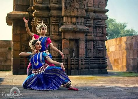 Dance Duet Poses, Indian Dance Costumes, Dance Duet, Bharatanatyam Costume, Indian Classical Dancer, Bharatanatyam Poses, Dance Of India, Dance Pose, Dance Picture Poses