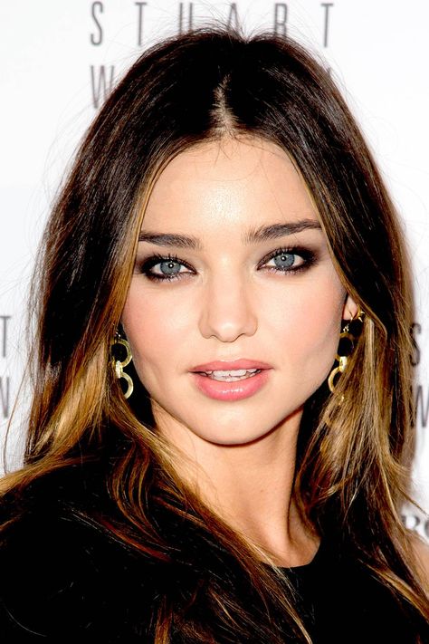 The model's makeup is always flawless, but we love these looks the most. Miranda Kerr Makeup, Miranda Kerr Hair, How To Makeup, Eye Makeup Cut Crease, Miranda Kerr Style, Celebrity Makeup Looks, Hooded Eye Makeup, Super Model, Models Makeup