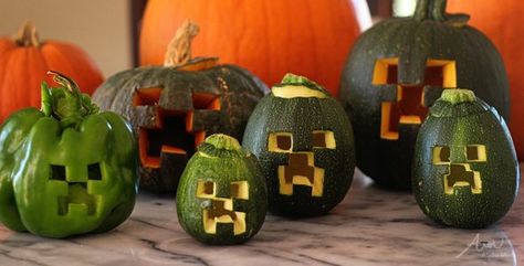 Marry Green pumpkins with Minecraft Creepers to create cool jack o' lanterns for Halloween or Minecraft parties. We've got a pumpkin carving template for you! Round Zucchini, Minecraft Halloween Costume, Cool Pumpkin Designs, Jack O Lantern Spectacular, Minecraft Pumpkin, Awesome Pumpkin Carvings, Minecraft Halloween, Cat Pumpkin Carving, Green Pumpkins