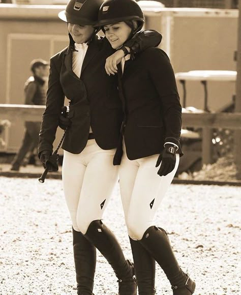 Equestrian Team Photos, Equestrian Best Friends, Horse Friends, Equestrian Friends, Equitation Aesthetic, Dressage Competition, Horsey Life, Show Jumping Horses, Horse Riding Outfit