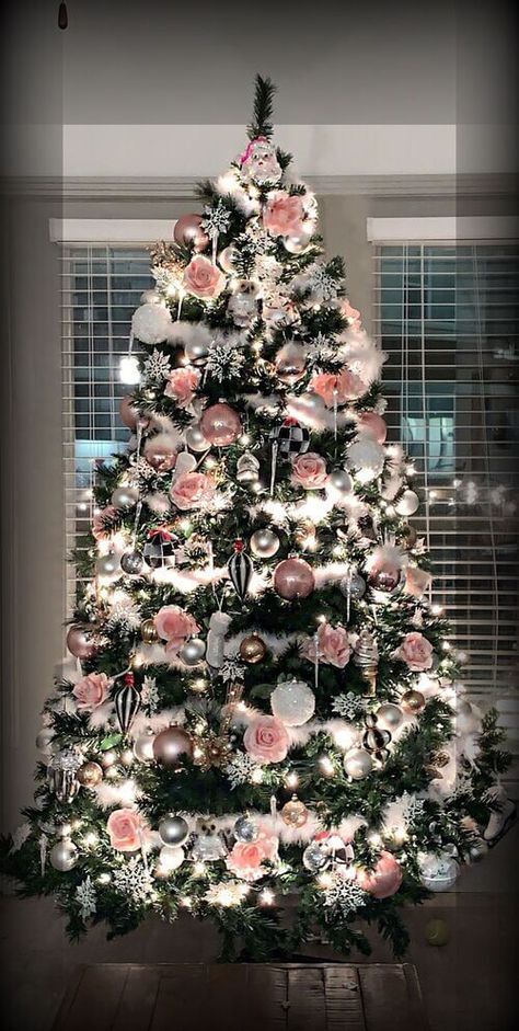 Pink Chriatmas Tree, Christmas Rose Gold Tree, Pink Green Silver Christmas Tree, Good And Pink Christmas Tree, Pink Xmas Tree Ideas, Pink Decor Christmas Tree Ideas, Pink Decorations Christmas Tree, Pink Xmas Tree Decorations, Christmas Pink And Gold