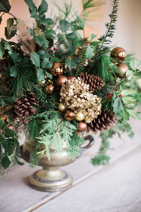 Hydrangea Christmas Arrangement, Hydrangea Christmas Centerpiece, Dried Hydrangea Christmas Tree, Spray Paint Hydrangeas, Dried Floral Christmas, Classic Centerpieces, Gold Hydrangea, Christmas Hydrangea, Classic Wedding Centerpieces