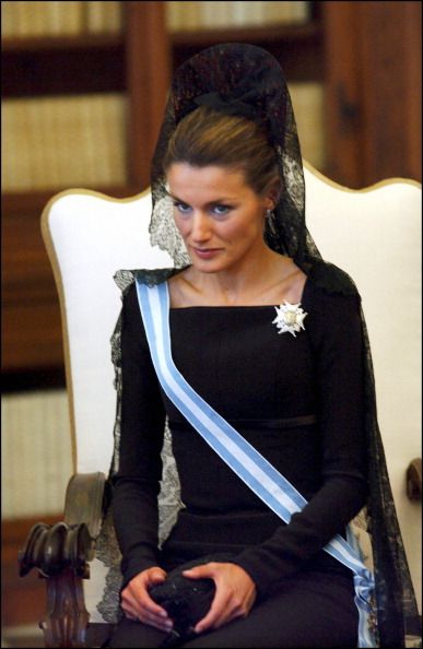 Princess Letizia of Spain wearing black mantilla and peineta at meeting with the Pope Mantilla Semana Santa, Royal Hats, Spanish Royalty, Princess Letizia, Mantilla Veil, Chapel Veil, Estilo Real, Pope John Paul Ii, Spanish Royal Family