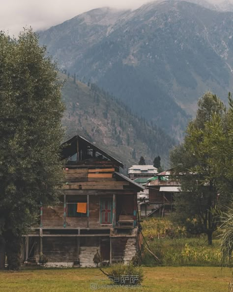 Old Kashmiri House, Kashmiri Architecture, Kashmiri House, Kashmir House, Kashmir Culture, Pakistan Aesthetic, India Places, Neelum Valley, Kashmir Trip