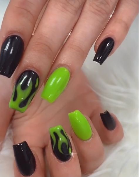 Billie Eilish Themed Nails, Billie Eilish Nails Ideas, Billie Eilish Nails, Billie Eilish Concert Outfit, Billie Concert, Uñas Aesthetic, Fake Nails Designs, Halloween Nail Designs, Halloween Nail