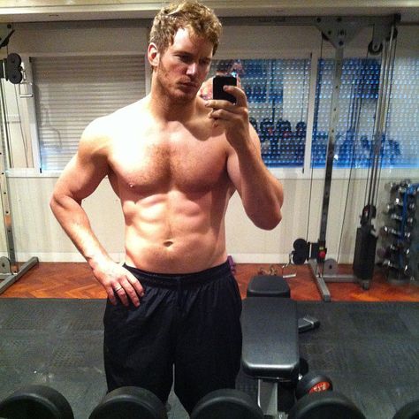 Pin for Later: Could Chris Pratt Be Any More Lovable? AND THEN THERE'S THIS. Chris Pratt Shirtless, Fine Guys, Celebrity Selfies, Eric Bana, Galaxy Movie, Ripped Body, Leading Men, Peter Quill, Male Celebs