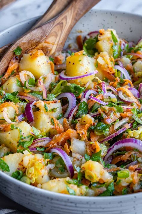 Try this vibrant Turkish potato salad! Boiled potatoes, herbs, and a tangy dressing without mayo make it perfect for meze platters, tea parties, or as a side with meats. Potato Salads Ideas, Moroccan Potato Salad, Vegetable Recipe Ideas, Jewish Potato Salad, Portuguese Potato Salad, Summer Potato Salad Recipes, Turkish Potato Salad, Indian Potato Salad, Mediterranean Potato Salad