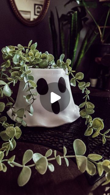 Corin Distin on Instagram: "🌼Springoween DIY $1 ghost flower pot decor! I used fake Ivy for the first one & real flowers for the vase one. Flower pots are from @goodwillintl 🌼👻 • . . . . . . . . #cuteghost #springoween #springdiy #diyreels #halloweeniseveryday #everydayishalloween #ghosts #flowerpots #halloweenallyear #plantsmakeeverythingbetter #plantmama #diyvase #halloween365 #spookycommunity #spookycute #keepitcutekeepitspooky #halloweendecorations #halloweenhome #spookyhome #witchythings #easydiy #simpledecor #ghostdecor" Diy Ghost Vase, Dollar General Ghost Bucket, Diy Halloween Planter Ideas, Halloween Vases Diy, Flower Pot Decor, Halloween Vase, Ghost Flower, Fake Ivy, Pot Decor