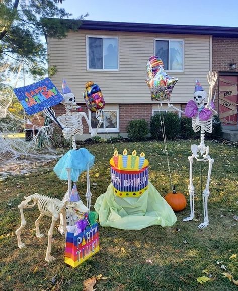 Skeleton Posing, Awesome Outdoor Halloween Decorations, Skeleton Poses, Facts About Halloween, Silly Skeleton, Halloween Yard Displays, Summer Halloween, Skeleton Decor, Halloween Skeleton Decorations