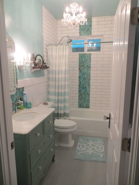 Small Bathroom Beach Theme, Sea Blue Bathroom Ideas, Turquoise Bathroom Ideas Farmhouse, Beach Remodeling Ideas, Caribbean Bathroom Ideas, Seafoam Green Bathroom Ideas, Light Teal Bathroom Ideas, Coastal Inspired Bathroom, Bathroom Remodel Beach Theme