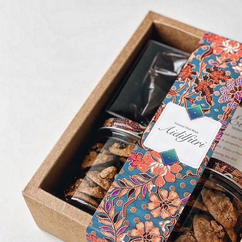 Make your Hari Raya celebration even more joyful with our #giftbox #rayagiftbox #selamatharirayaaidilfitri #raya2023 #eidmubarak #giftideas #corporategifts Ide Hampers, Packaging Cookies, Handmade Hamper, Eid Hampers, Kuih Raya, House Cake, Hari Raya, Bakery Cafe, Homemade Treats