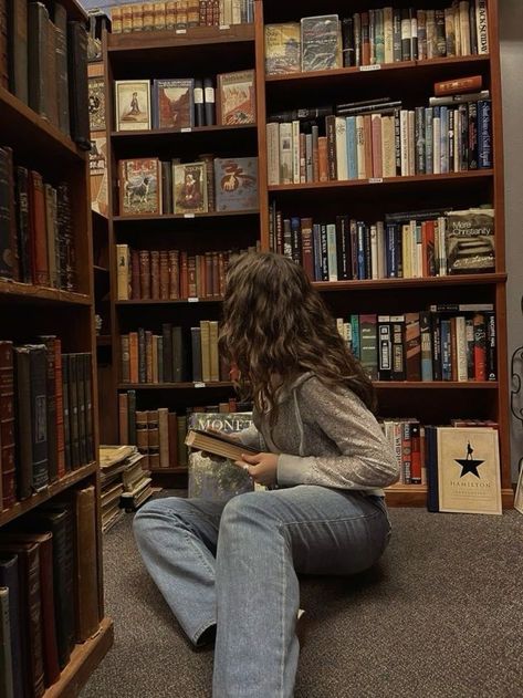 Library Photoshoot, Library Photo Shoot, Hermione Granger Aesthetic, Downtown Aesthetic, Downtown Girl Aesthetic, Library Aesthetic, Reading Aesthetic, Foto Tips, Penguin Books