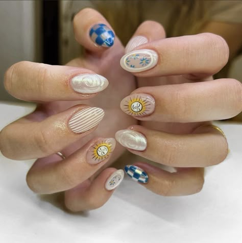 Funky Beach Nails, Half Half Nails, Beach Manicure Ideas, Tropical Nails Short, Italian Nails Trends, Different Design On Each Nail, Spanish Tile Nails, Beach Nails Simple, Coastal Nails