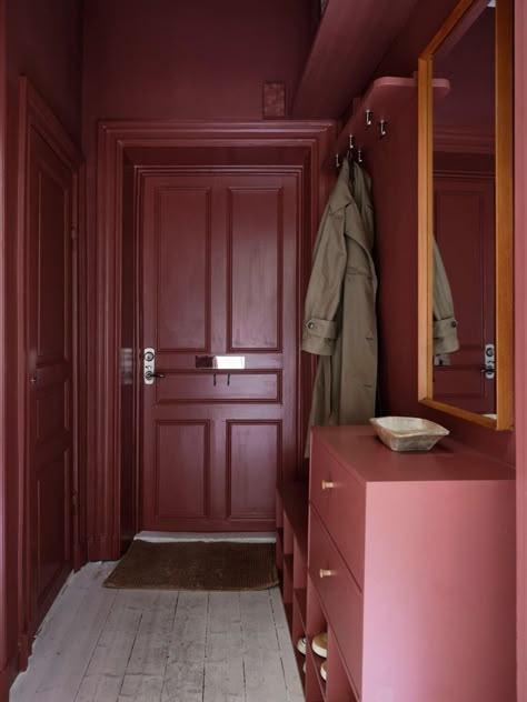 Burgundy Entryway, Burgundy Hallway, Mill House, Slanted Ceiling, Scandinavian Apartment, Airbnb Design, Small Entryways, Large Dining Table, Small Entryway