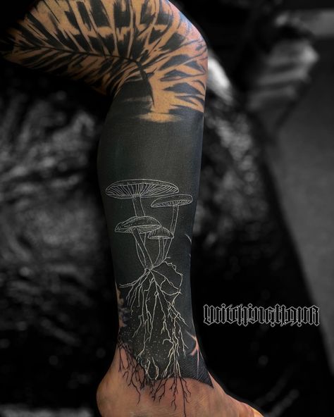 Negative Tattoo, Stile Pin Up, Black Sleeve Tattoo, Tattoo Homme, Tattoos 2024, Fern Tattoo, Black Tattoo Cover Up, Tattoos Inspiration, Black White Tattoos