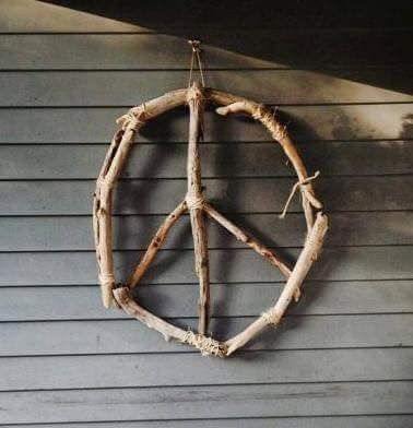 Hippie Crafts Diy, Nature Weaving, Beach Projects, Hippie Crafts, Hippie Room, Hippie Garden, Driftwood Art Diy, Peace Sign Art, Hippie Room Decor