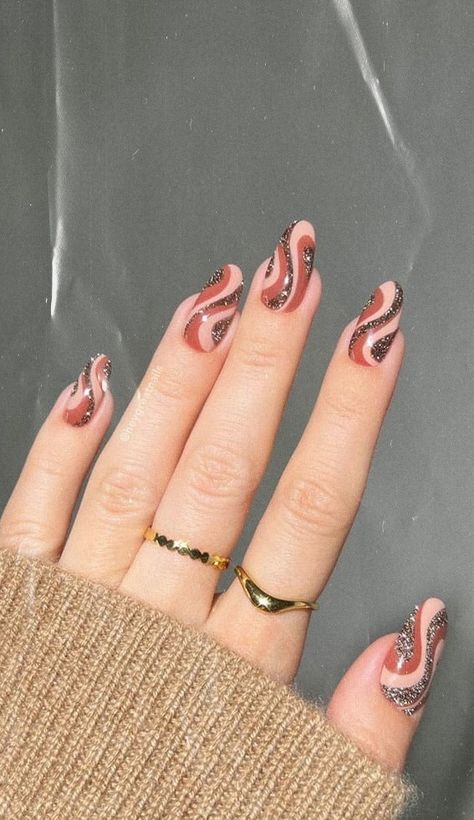 Inspiration Aesthetic Fall Nail Designs, Fall Bday Nails, Wavy Nail Design, Abstract Fall Nails, Wavy Nail Art, Cinnamon Nails, Wavy Nails, Rad Nails, Swirly Nails