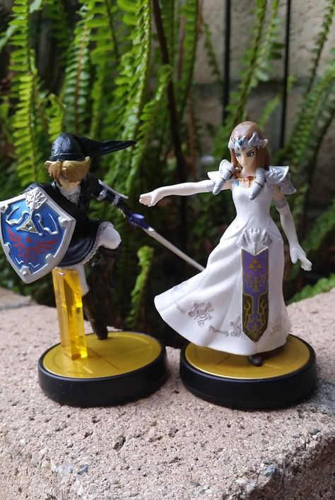 15 wonderfully nerdy wedding cake toppers | The Daily Dot Video Game Wedding Cake, Zelda Wedding Cake, Loz Wedding, Gamer Wedding Cake, Custom Amiibo, Nerdy Wedding Cakes, Link And Zelda, Video Game Wedding, Zelda Wedding