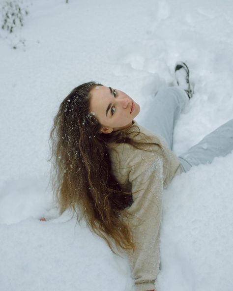 Photoshoot Snow Ideas, Snowy Senior Pictures Winter Photos, Senior Pics In The Snow, Winter Portrait Photography Snow, Senior Snow Pictures, Senior Photos In The Snow, Snowy Forest Photoshoot, Snowy Photoshoot Ideas, Senior Picture Winter