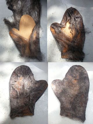 Wet Felting Mittens, Felted Wool Projects, Art Felting, Wet Felting Tutorial, Felted Mittens, Wool Ideas, Fiber Crafts, Needle Felting Diy, Wet Felting Projects