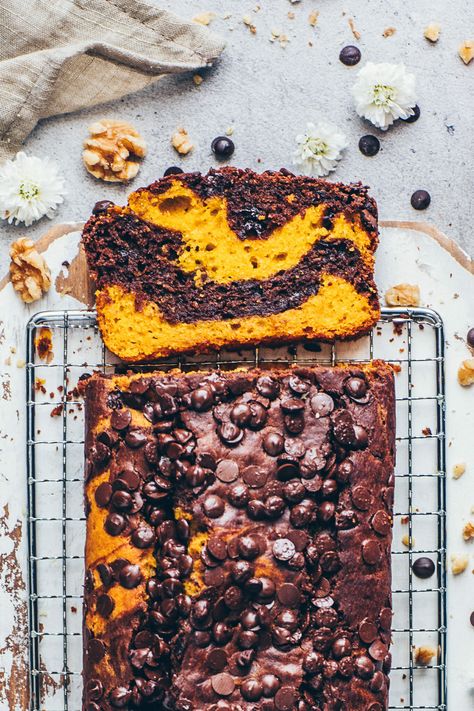 Chocolate marble pumpkin bread Pumpkin Chocolate Bread, Vegan Marble Cake, Chocolate Pumpkin Desserts, Vegan Halloween Desserts, Chocolate Pumpkin Bread, Halloween Cake Recipes, Chocolate Pumpkin Cake, Vegan Pumpkin Bread, Cake Loaf