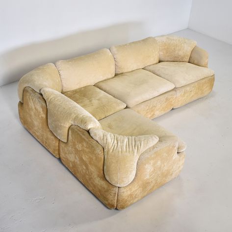 Listed on VNTG.com: Confidential Sofa by Alberto Rosselli for Saporiti in crushed velvet, 1970s | #vntg #vintage Vintage Velvet Sofa, Modern Eclectic Living Room, Acorn House, Brown Leather Armchair, Crushed Velvet Fabric, Bohemian Living Rooms, Brown Leather Sofa, French Interior, Vintage Eclectic