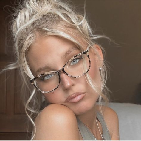 Eye Glass Trends 2023, Blonde With Glasses, Glasses Women Fashion Eyeglasses, Ladies Glasses, Glasses Styles, Glasses For Round Faces, Cute Glasses Frames, Glasses Art, Glasses Outfit