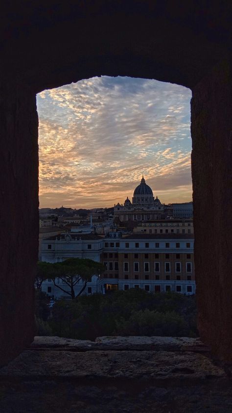 Sunset in Rome Rome Instagram Story, Rome Vibes, Roma Aesthetic, Rome Sunset, Cozy City, Italian Aesthetic, Places In Italy, Italy Aesthetic, City That Never Sleeps