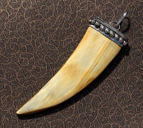 You will receive one piece of 96x29mm Brown Bone Tusk Horn Pendant / Cow Bone Tusk Tooth Horn/ Bohemian Large Tusk Horn Pendant / Jewelry Making Supplies. Item code: HP216 Size: 96x29 mm approx including bail Quantity: 1 Pendant Just add a chain and you are all set to wear it. To check more of our horn pendants, please check:- https://www.etsy.com/shop/RareGemsNJewels/search?search_query=horn+pendant&order=date_desc&view_type=list&ref=shop_search ---------------------------------- To check more Tusk Pendant, Healing Wands, Cow Bones, Chakra Pendant, Bone Pendant, Bone Horn, Horn Pendant, Jewellery Inspiration, Pendant Diy