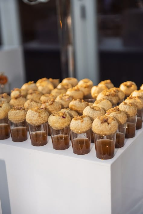 Desi Food Buffet, Pani Puri Stand Wedding, Indian Food Presentation, Chaat Cups, Pani Puri Fountain, Pani Puri Stall Decoration Ideas, Gol Gappa, Pani Puri Station, Gol Gappe