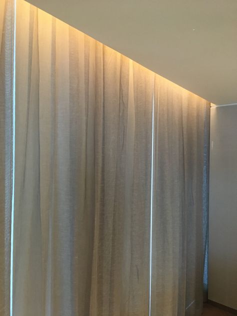 curtain cove lighting in a hotel guestroom Curtain Cove Light, Reverse Cove Ceiling, Hidden Lights Ceiling, Indirect Ceiling Light, Ceiling Edge Lighting, Curtain Ceiling Design, Cove Lighting Bedroom, Hidden Ceiling Lighting, Cove Light Ceiling Design