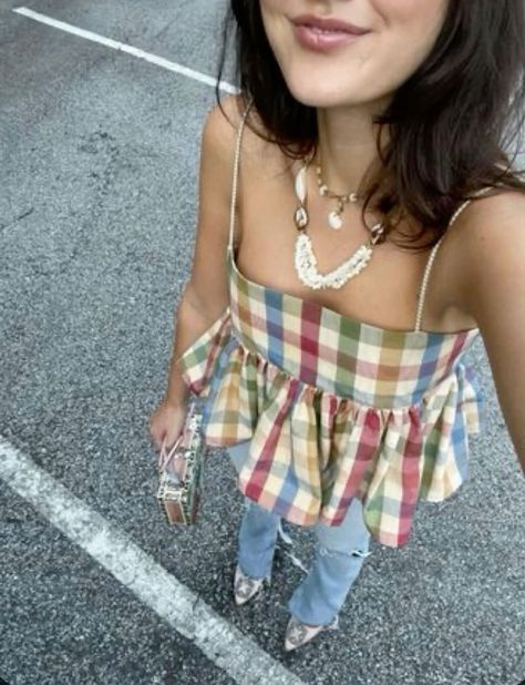 Casual Outfit Aesthetic Summer, Fun And Funky Outfits, Masculine Femine Outfits, Summer Button Up Outfit, Carribean Holiday Outfits, Minimalist Colorful Outfit, Pretty Date Outfit, Girly Vintage Outfits, Summer Tops Outfits