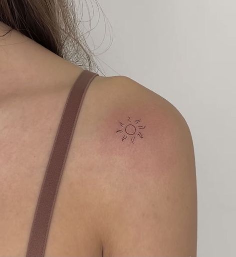 Hawaiian Collar Bone Tattoo, Cute Small Shoulder Tattoos For Women, Sunshine Shoulder Tattoo, Tiny Unique Tattoos, Small Elegant Tattoos, Tattoos Japanese, Tattoos Watercolor, Tattoos Traditional, Tattoos Sleeve