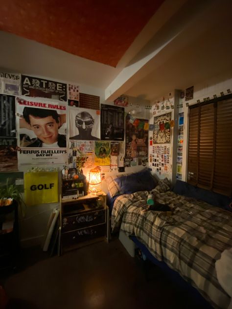 Bedroom Rearranging Ideas Layout, Older Brother Room, Older Brother Core Room, Teen Boy Room Aesthetic, Aesthetic Boys Bedroom, 90s Grunge Bedroom, Boy Room Aesthetic, Boys Dorm Room Ideas, Tumblr Room Inspiration